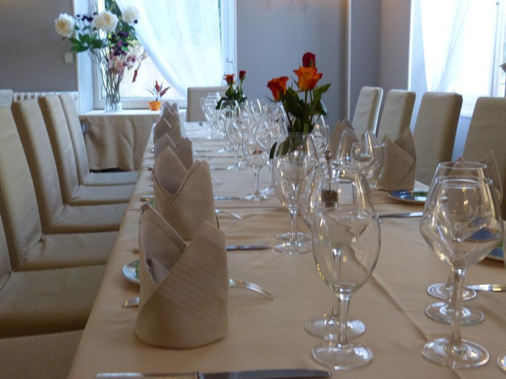Hotel Restaurant "Le Relais" Courtenay (Loiret) Exterior foto
